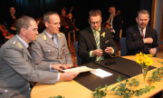 Oberstleutnant Peter Bomhardt, Bürgermeister Hendrik Sommer, der Vorsitzende der Stadtverordnetenversammlung, Jürgen Hoppe, und Hauptmann Sven Turzer unterzeichneten den Patenschaftsvertrag. 