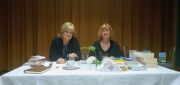 Doris Meinke und Katrin Kaesler sitzend am Tisch mit Büchern