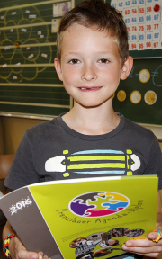 Elias aus der ersten Klasse der Diesterweg-Grundschule gehörte zu den ersten Kindern, die heute ihr Agenda-Heft in den Händen hielten. 