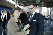 Bürgermeister Hendrik Sommer gratuliert Heidi Hartig zur Auszeichnung mit der Europaurkunde.