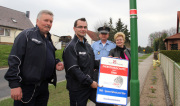 Im Beisein von Ortsvorsteherin Gisela Hahlweg und  EPHK Harald Löschke brachten Amtsleiter Matthias Schmidt und Ordnungsamtsmitarbeiter Norbert Exner das erste Schild an. 