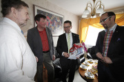 Jürgen Hoppe (links) feierte seinen 70. Geburtstag. Auch der Bürgermeister und seine Beigeordneten gehörten zu den Gratulanten.