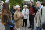 Katja und Ingrid Haase (links) im Gespräch mit dem Vorsitzenden der Stadtverordnetenversammlung, Thomas Richter, und anderen Gäste der Kunstmatinee in Brüssow. 