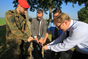 Frank Reiser, Hendrik Sommer, Dietmar Schulze und Oliver Breithaupt befestigen gemeinsam die neue Informationstafel vor dem Patriotenkreuz. 
