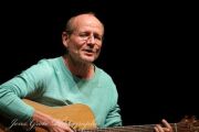 Porträt Jürgen Denkewitz mit Gitarre