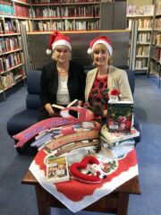 Katrin Kaesler und Doris Meinke mit Büchertisch