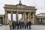 Besichtigung Brandenburger Tor- Franz Roge, Dr. Eckhard Blohm und Dr. Hans-Ulrich Mrowetz vom Städtepartnerschaftsverein begleiten die Gäste aus Pochwistnewo beim Ausflug nach Berlin