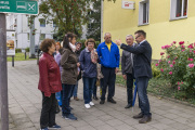Bürgermeister präsentiert im Beisein von Fotografin Christiane Penke und Dolmetscherin Elena Schulz den russischen Gästen die Stadt
