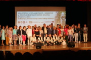 Teilnehmer der Konferenz mit der Waldkönigin Weronika