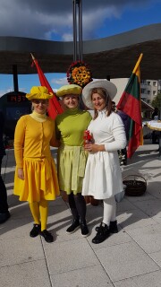 litauische Frauen im Pilzkostüm