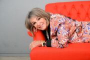 Uta Schorn auf dem Sofa