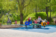 Spielplatz der Kita Kinderland, Reifenschaukel und große Wippe mit Fallschutz