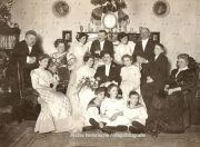 Hochzeitsgesellschaft um 1900