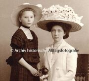 Mutter und Tochter um 1910 sitzend mit Hüten