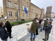 Vor dem Prenzlauer Rathaus hissten Landrätin und Bürgermeister die Flagge zum Aktionstag und machten auf die Dramatik des Themas aufmerksam. 