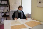 Archivarin Steffi Huth beim Sichten der Pläne