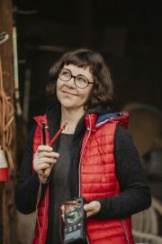 Frau schaut lächelnd seitlich nach oben