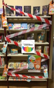 Bücherregal mit verschiedenen Büchner und Logo des Brandenburger Lesesommers