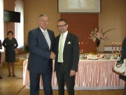 Bürgermeister Vidas Mikalauskas begrüßt  Bürgermeister Hendrik Sommer zum Pilzfest in Varėna  