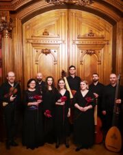 Musikerinnen und Musiker stehend vor einer Kirchentür