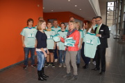 Übergabe von T-Shirts vom Greifenseelauf 2016 an Schülerinnen und Schüler des Christa- und-Peter-Scherpf-Gymnasiums