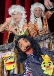 Schauspieler mit Theaterfiguren