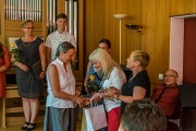 Ein Dankeschön an Frau Günther von der Musikschule, überreicht von der Leiterin für Kultur und Kunst der Stadt Varėna, Regina Svirskienė