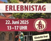 Hintergrund Blick in den Friedgarten auf den Nordkreuzgang, Beschriftung 750 Jahre Dominikanerkloster, Erlebnistag, 13 bis 17 Uhr und der Figur Harlekin