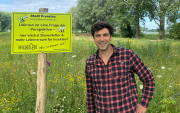 Florian Andres lädt zur Blühwiesen-Führung ein. 