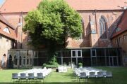 Blick in den Friedgarten vom Eingang in Richtung Nordkreuzgang mit Bestuhlung für Trauung