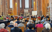 Mehr als 200 Menschen nahmen am gemeinsamen Erinnern anlässlich der fast vollständigen Zerstörung Prenzlaus vor 80 Jahren teil.