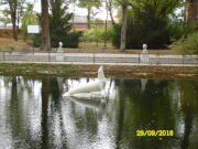 Goldfischteich mit restaurierten Bären und Robbe Figuren