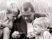 Hans Fallada inmitten seiner Kinder