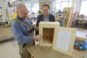 Daniel Drews, Geschäftsführer des BBVP, überzeugt sich in der Holzwerkstatt von Meister Detlef Wuttke vom Fortschritt der Arbeiten an den Briefkästen des KJB. „Wir liegen gut im Zeitplan“, freut er sich. 