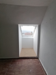 Dachgeschoß mit Schrägen, Dielenfußboden, weißer Anstrich, Gaube mit Dachfenster