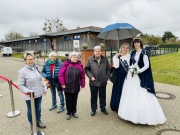 Unterstützer des Städtepartnerschaftsvereins und die Schwanenkönigin mit Ehrendame