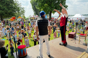 Auf der Bühne und drumherum ist beim Kinderfest im Seebad richtig viel los.