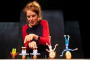 Puppenspielerin mit Puppen beim Theaterspiel