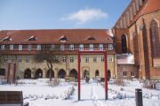 Klostergarten mit Harlekin im Winter