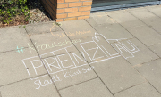 Mit ihrem Bild wirbt die Gymnasiastin Leonie Lehmann für den Stadtspaziergang im Rahmen der Krautschauwoche.