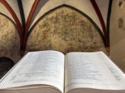 aufgeschlagenes Buch im Refektorium
