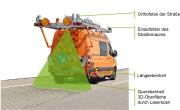 orangenes Messfahrzeug von hinten mit Warnlampen, Messtechnik, Kamera, GPS, Laserscanner für Straßenunebenheiten auf dem Dach