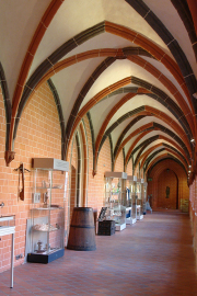 Blick in den Westflügel des Dominikanerklosters. Hier befindet sich das Kulturhistorische Museum mit seiner Dauerausstellung.