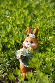 Osterhase im Klostergarten