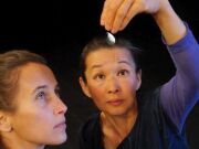 Portraits von zwei Frauen mit einem Wassertropfen