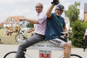 Marek Wöller-Beetz mit ehemaligem Stadtpräsidenten Martin Bornhauser in Prenzlau