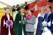 Die Waldkönigin aus Barlinek beglückwünscht gemeinsam mit der Heidekönigin aus Schneverdingen die neue Schwanenkönigin Patricia I