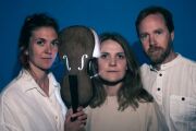 Portrait zwei Musikerinnen und ein Musiker mit Geige