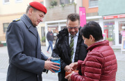 Bürgermeister Hendrik Sommer und Oberstleutnant Tobias Jahn waren gemeinsam unterwegs, um für die Aktivitäten des Volksbundes Deutsch Kriegsgräberfürsorge Spenden zu sammeln. 