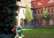 Blick in den Friedgarten, im Vordergrund links die Linde, eingesetzt wurde der Harlekin